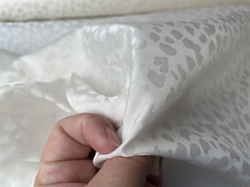 Viscose foer - offwhite med leo pletter